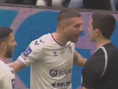Podolski wyrzucony z boiska podczas turnieju charytatywnego Podolski wkurzył się