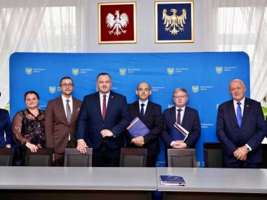 W Ślemieniu będzie bezpieczniej. Przebudują drogę wojewódzką Podpisanie umowy na inwestycje drogowe
