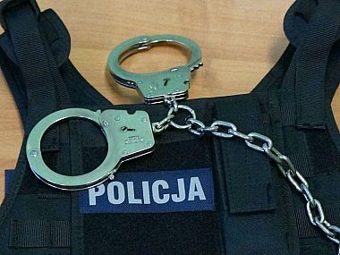 „Łowcy głów” w akcji. Podwójne zatrzymanie w Pyskowicach Policja kajdanki
