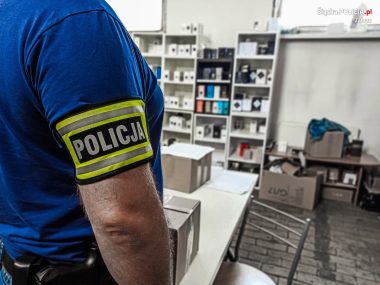 Sześć osób zatrzymanych za handel podrobionymi perfumami Policja rozbiła grupę handlującą podrobionymi perfumami