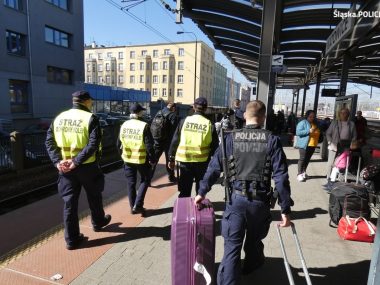 Policjanci też pomagają na dworcu PKP w Katowicach Policjanci na dworcu PKP Katowice