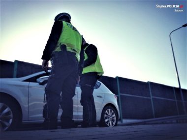 Mimo 6 zakazów prowadzenia pojazdów znów siadła za kółkiem Policjanci podczas kontroli drogowej