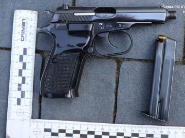 Broń, narkotyki warte milion złotych. Trzy osoby zatrzymane Policjanci z Będzina przejęli broń i narkotyki