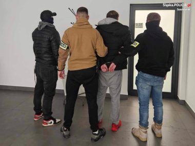 Prowadził auto mając 3 promile. Chciał przekupić policjantów Policjanci z Sosnowca zatrzymali 43-latka, który prowadził samochód pod wpływem alkoholu