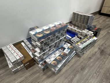 Ponad 1600 paczek papierosów bez znaków akcyzy Policjanci zabezpieczyli nielegalne papierosy jpg