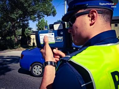 102 km/h w terenie zabudowanym i wyprzedzanie na pasach Policjant mierzy prędkość