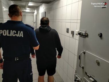 Zatrzymany za kradzież hulajnogi usłyszał sześć zarzutów Policjant prowadzący zatrzymanego