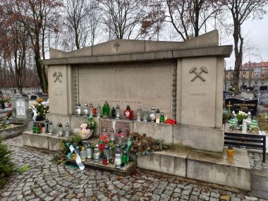 Zginęło 145 górników. Przetrwała pamięć, ale już nie mogiły Pomnik ofiar katastrofy na kopalni "Heinitz"w Bytomiu - Rozbarku