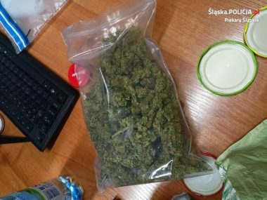 Piekarzanin ukrywał ponad 100 g marihuany i "lewe" fajki Ponad 100 gramów marihuany w Piekarach