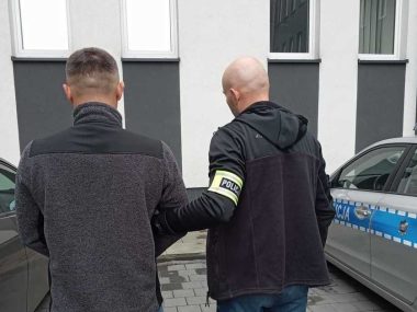 Ukrywał się od 15 lat, został zatrzymany w Sosnowcu Poszukiwanego 37-latka zatrzymali policjanci z Dąbrowy Górniczej