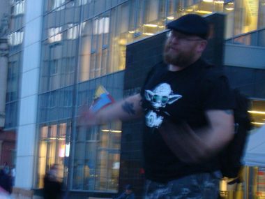 Nawoływał do nienawiści wobec uchodźców. Rozpoznajecie? Poszukiwany mężczyzna