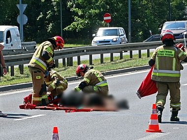 Mężczyzna wszedł pod nadjeżdżającego dostawczaka Potrącenie DK 1 Tychy