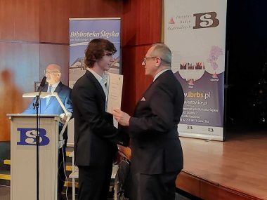 Olimpiada Wiedzy o Górnym Śląsku rozstrzygnięta Prezes ZG Grzegorz Franki gratuluje zwycięzcy. Przy pulpicie prof. Adam Hibszer