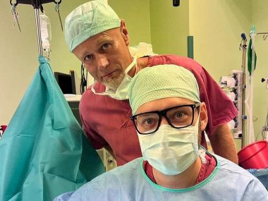 Pies pogryzł dwulatka. Dziecko udało się zoperować, ale... Prof. Adam Maciejewski z dr. Danielem Bulą