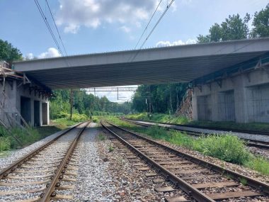 Przebudowa wiaduktu na Roosevelta: zamontowano belki nośne Przebudowa wiaduktu na ulicy Roosevelta powoli dobiega końca