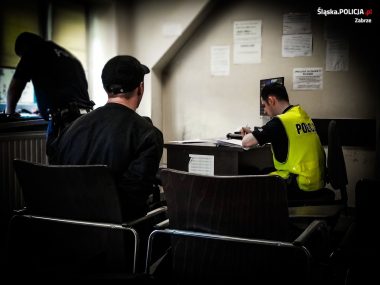 Był poszukiwany trzema listami gończymi. Jechał za szybko... Przekroczył prędkość i nie miał prawa jazdy