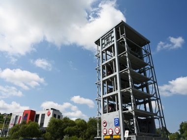 Zaczyna się montaż parkingu automatycznego w Katowicach Próbny montaż i uruchomiona maszyna bez obudowy