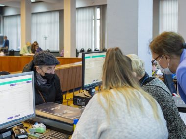 Punkt wydawania nr PESEL dla uchodźców jest w sali sesyjnej Punkt przyjmowania wniosków o PESEL w Bytomiu