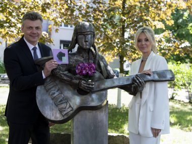 Płyta z piosenkami Karin Stanek w wykonaniu Kasi Moś Płyta Kasi Moś z piosenkami Karin Stanek