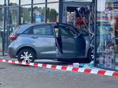 W Radzionkowie samochód wjechał w witrynę sklepową Radzionków Wjechał w witrynę sklepową