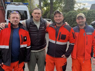 „Rosjanie atakują. W kraju blackout. Nic nie działa" Nasi ratownicy i Oleksandr Usyk