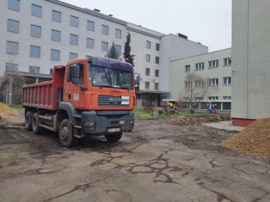 Trwa remont podjazdu Piekarskiego Centrum Medycznego Remont przy PCM