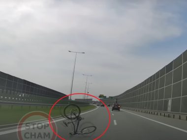 Rower spadł tuż przed maskę rozpędzonego auta na trasie S1 Rower spadł z dachu samochodu na trasie S1
