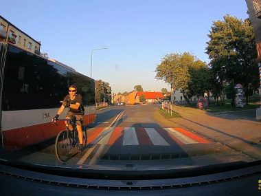 Rowerzysta w Piekarach o mało nie doprowadził do zderzenia Rowerzysta czołówka