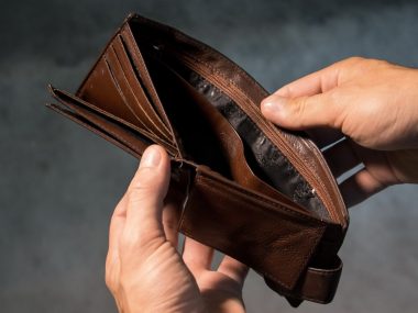 Eksmisje dłużników z mieszkań od kwietnia znowu możliwe Rozwiązaniem dla zadłużonych jest możliwość odpracowania zaległości materiały prasowe