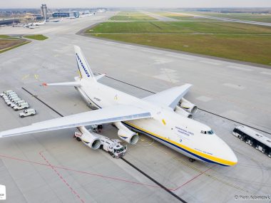 Aż 20 ambulansów przyleciało do Katowic. Trafią na Ukrainę Rusłan Antonov lądował w Pyrzowicach