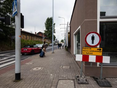 Trudniejsze dojście do dworca Sądowa z Galerii Katowickiej Róg ul Sądowej i ul Matejki