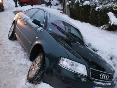 Uwaga, tej nocy grozi nam „szklanka” na drogach i chodnikach Samochod w rowie