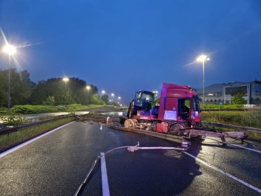 Na wysokości AWF-u samochód ciężarowy przebił barierki Samochód ciężarowy wypadek A4