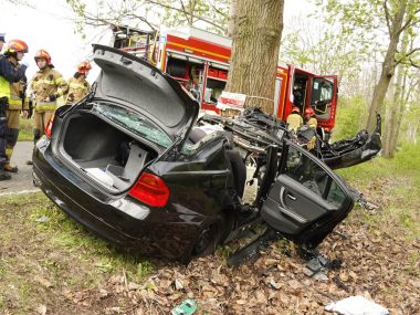 Auto uderzyło w drzewo. Kierowca BMW zginął na miejscu Samochód uderzył w drzewo. Kierowca BMW nie przeżył.