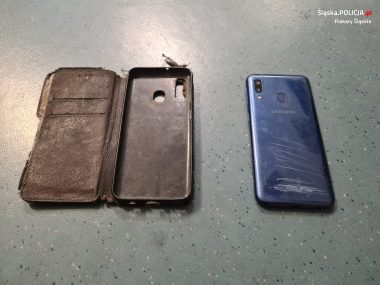 Policjanci poszukują właścicieli telefonów komórkowych Samsung