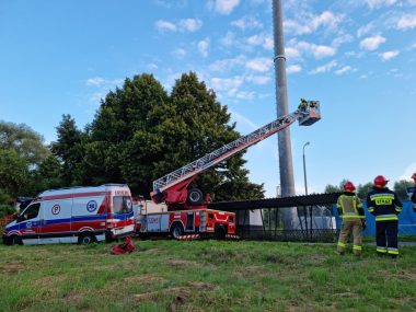 Mężczyzna wszedł na 47-metrową wieżę telefoniczną Wieża telefoniczna Chybie