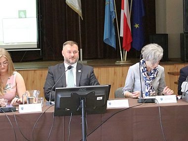 Zmiany na stanowiskach dyrektorów w piekarskich szkołach Sesja Rady Miasta Piekary