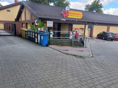 Sklepy szukają „furtek”, by handlować w niedzielę Sklep Biedronka