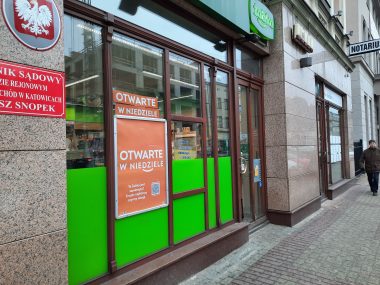 Niedziele handlowe w kwietniu 2022. Aż tyle?! Sklep Żabka