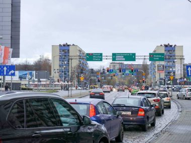 Zaczyna się montaż konstrukcji tablic VMS i TIP Skrzyżowanie ul Sokolskiej z Chorzowską fot Sławomir Rybok