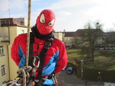 Alpiniści w stroju superbohaterów odwiedzili Szpital Miejski Sm nr 4 Gliwive