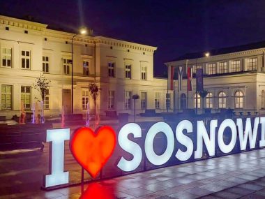 Napis "I love Sosnowiec" stanął przed dworcem PKP Sosnowiec napis