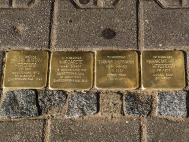 „Kamienie pamięci” przed kamienicą na ulicy Wolności Stolpersteiny na ul. Wolności w Zabrzu