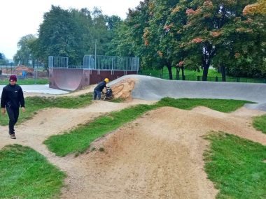 Otwarcie toru do dirt jumpingu na zakończenie sezonu Swiętochłowice Skate Park