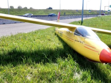 Szybowiec wylądował na węźle autostrady A1 Szybowiec A1