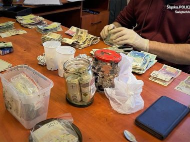 Prawie 60 tysięcy złotych wykopane z ogródka Słoiki z pieniędzmi
