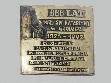 666 lat istnienia parafii! Tak, Będzin to diabelskie miasto Tablica pamiątkowa w kościele świętej Katarzyny w Będzinie-Grodźcu jpg