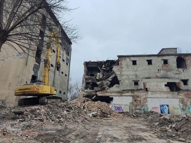Trwa rozbiórka przy Kotlarskiej. „To miejsce niebezpieczne” Teren przy ulicy Kotlarskiej w Sosnowcu