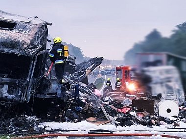 Czołowe zderzenie dwóch samochodów ciężarowych na A4 Tragiczny wypadek