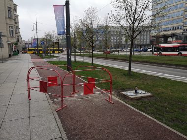Pierwszy w Katowicach licznik do pomiaru ruchu rowerowego Montaż licznika na al. Korfantego